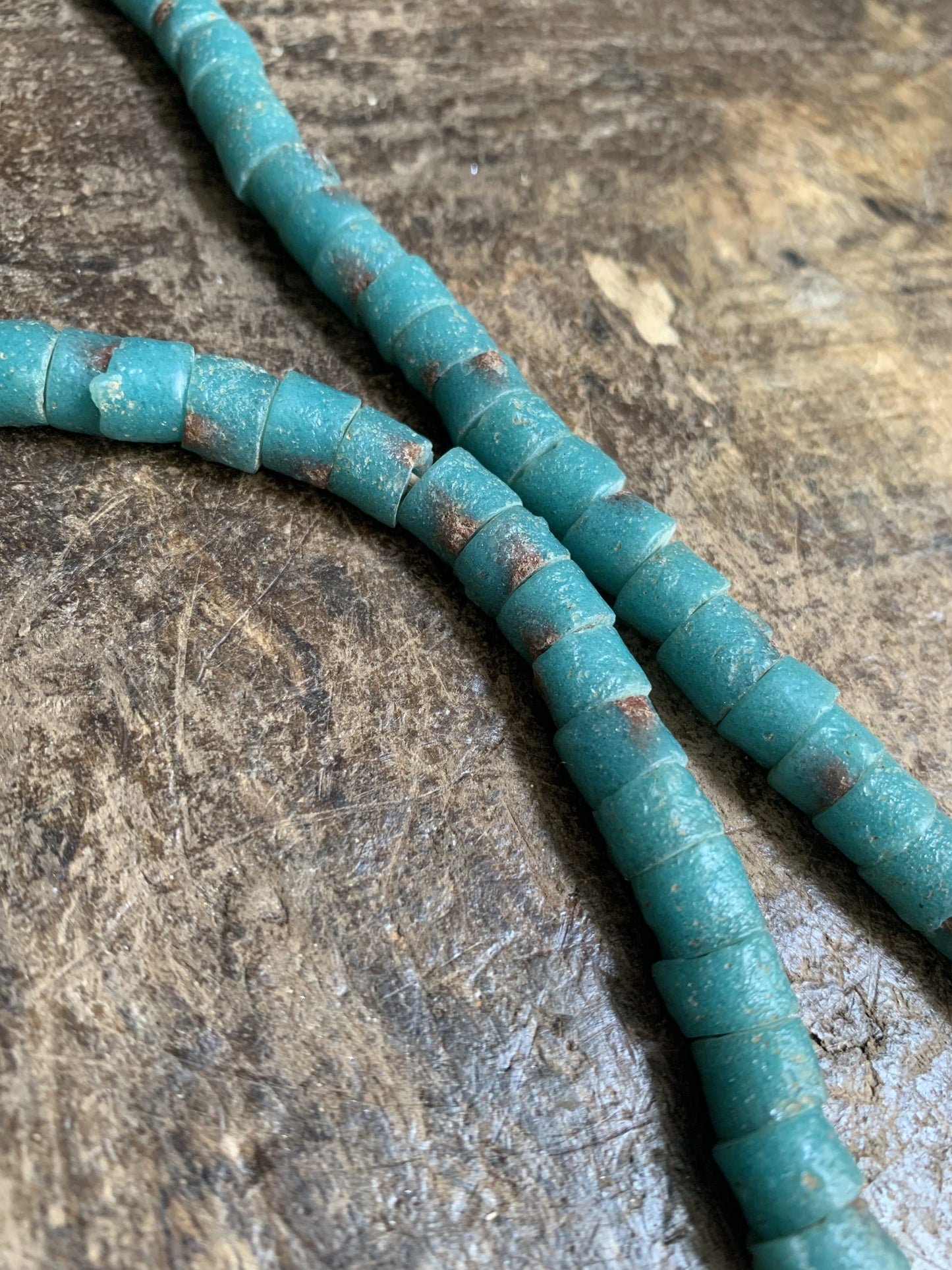 Vintage handelskralen ketting uit Ghana groenblauw - Rootz Gallery