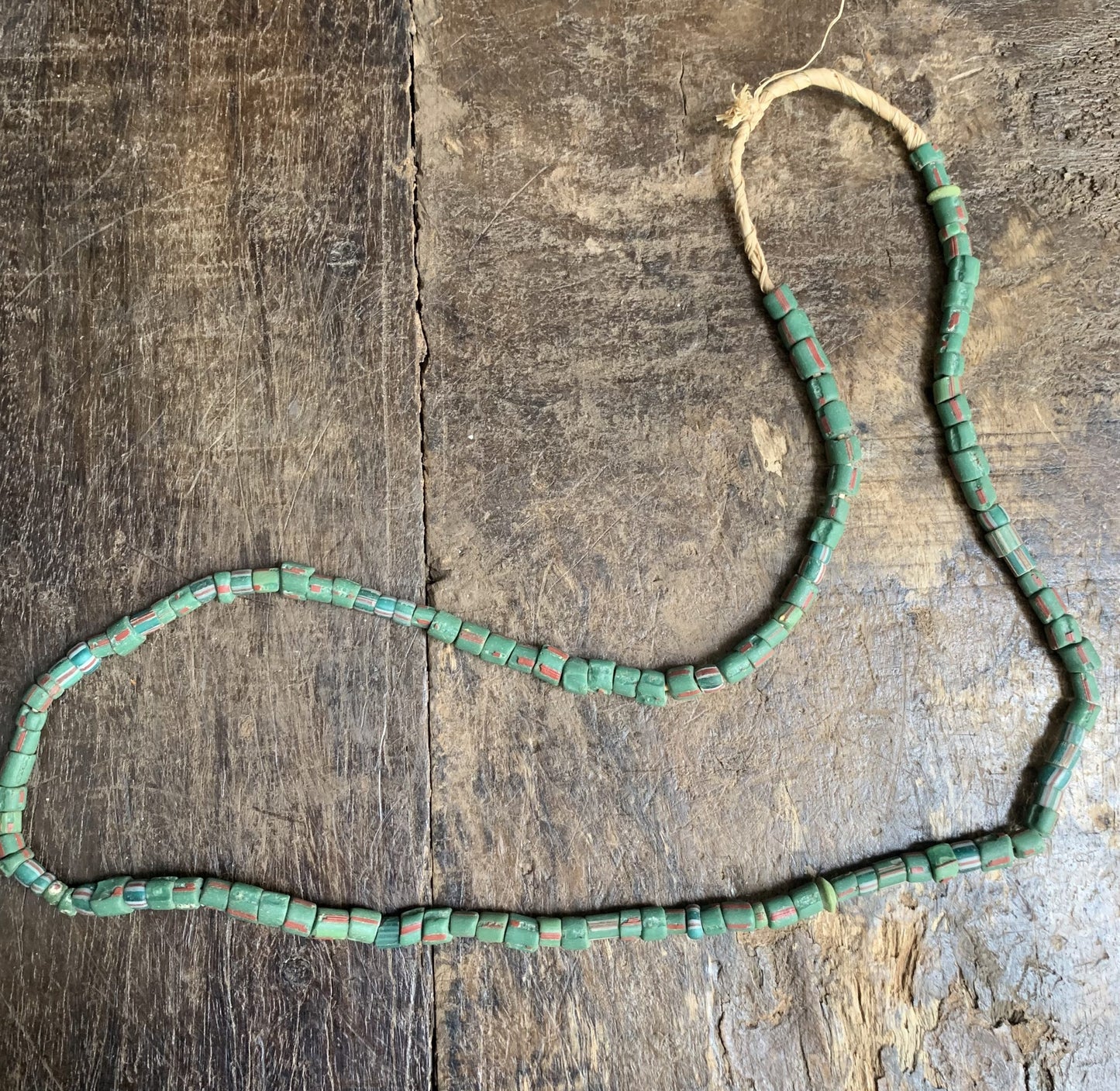 Vintage handelskralen ketting uit Ghana groen met rood - Rootz Gallery