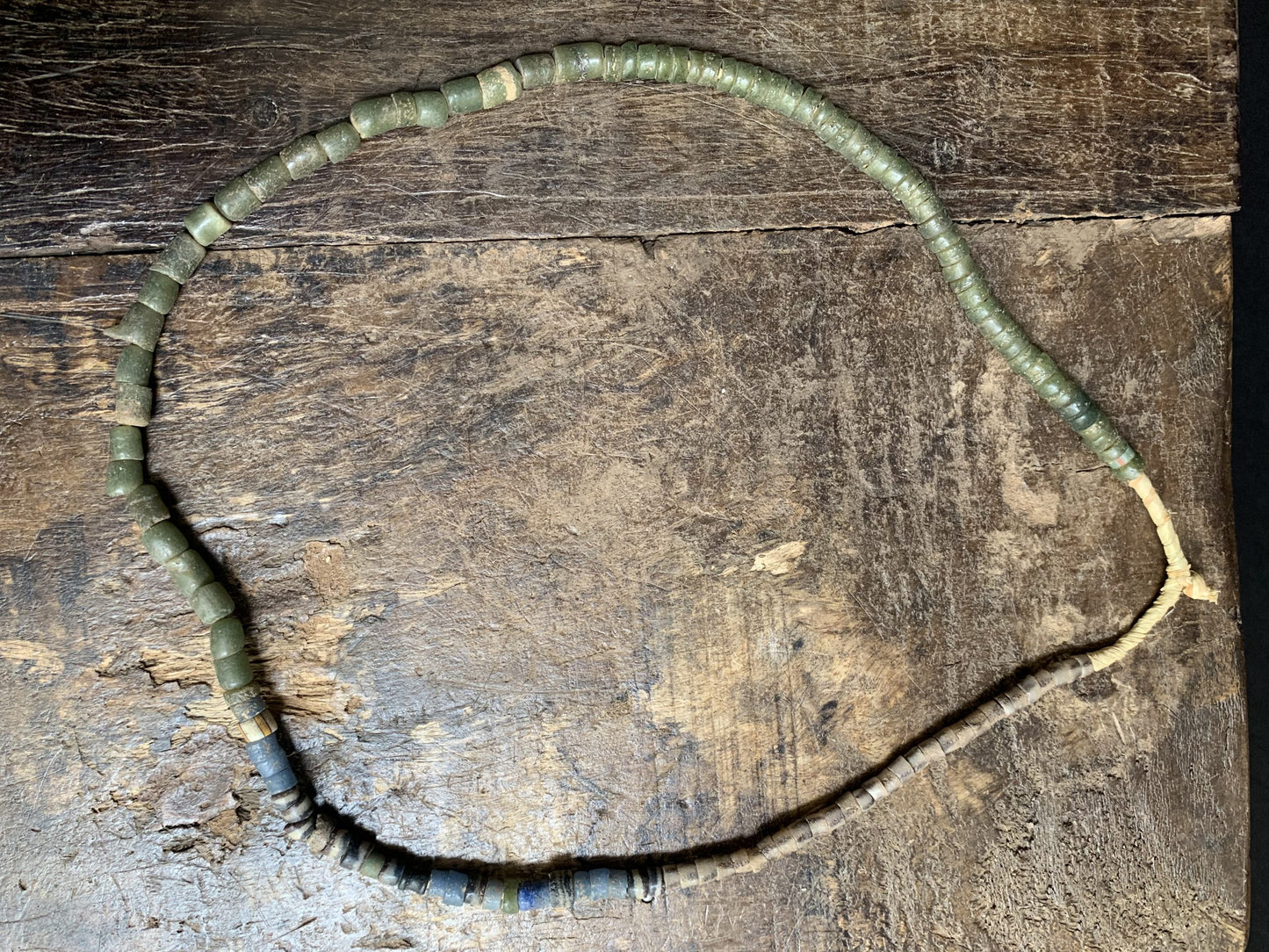Vintage handelskralen ketting uit Ghana groen en blauw - Rootz Gallery