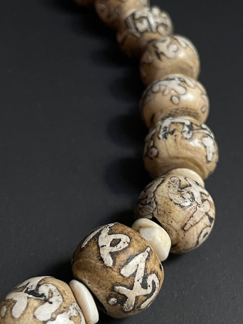 Ketting 'Om Mani Padme Hum' uit Nepal - wit