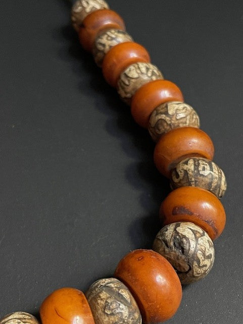 Ketting 'Om Mani Padme Hum' uit Nepal - wit-oranje