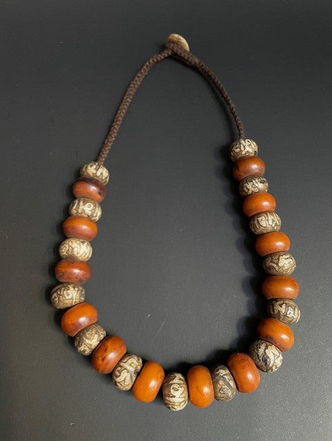 Ketting 'Om Mani Padme Hum' uit Nepal - wit-oranje