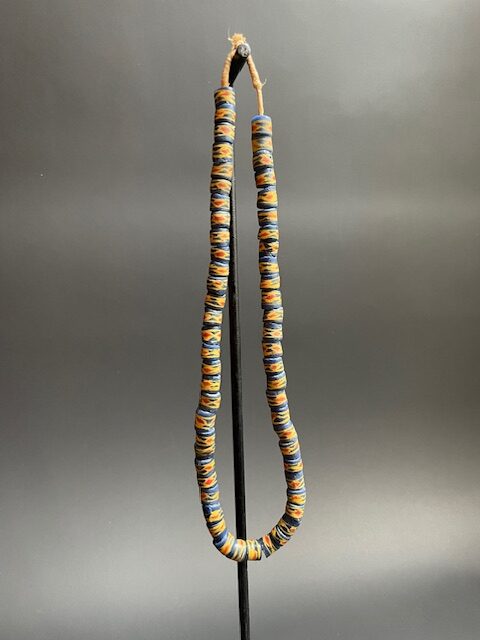 Vintage handelskralen ketting uit Ghana blauw-geel-rood