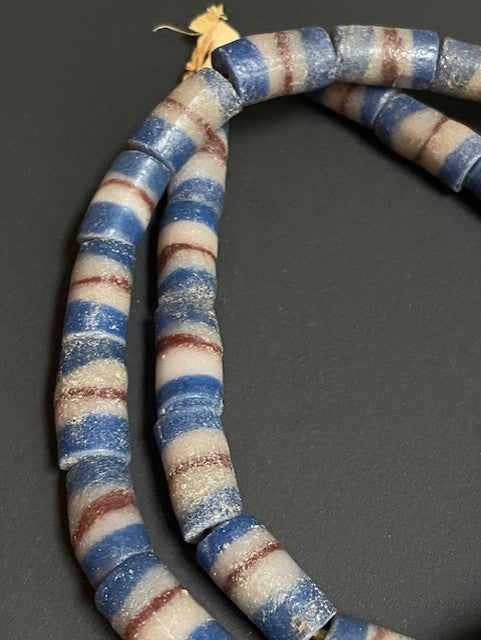 Vintage handelskralen ketting uit Ghana blauw-wit-rood