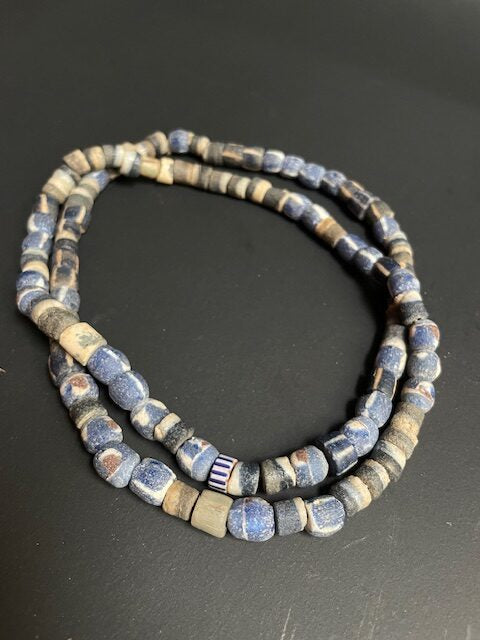 Vintage handelskralen ketting uit Ghana blauw wit gestreept