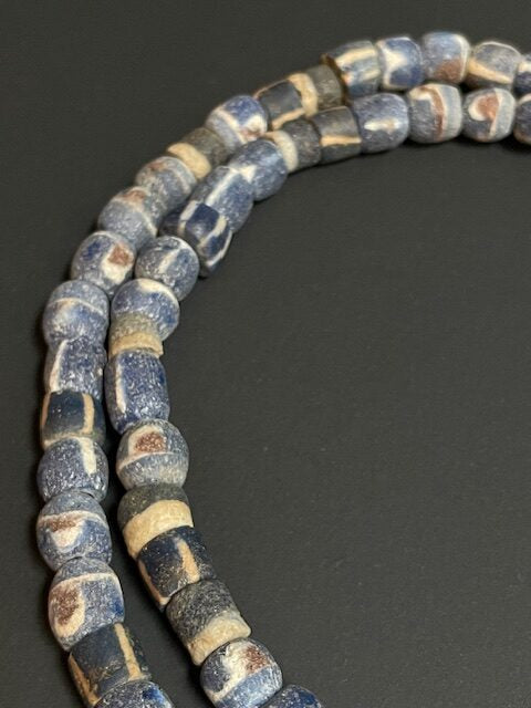 Lange vintage handelskralen ketting uit Ghana blauw