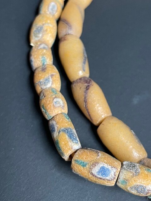 Vintage handelskralen ketting uit Ghana geelbruin