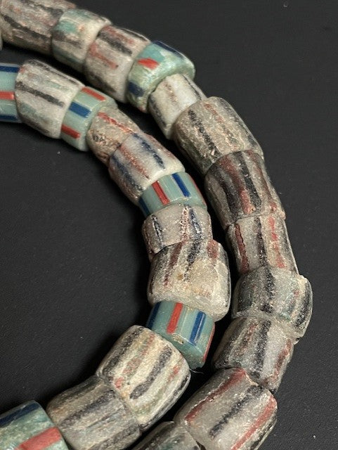 Vintage handelskralen ketting uit Ghana wit gestreept
