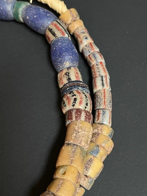 Vintage handelskralen ketting uit Ghana gestreept
