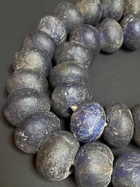 Vintage glaskralen ketting uit Ghana donkerblauw