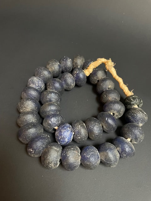 Vintage glaskralen ketting uit Ghana donkerblauw