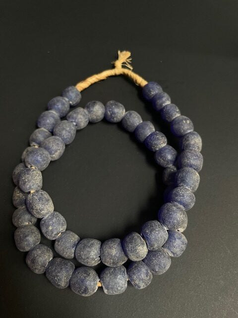 Vintage glaskralen ketting uit Ghana blauw