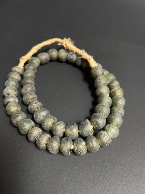 Vintage glaskralen ketting uit Ghana donkergroen