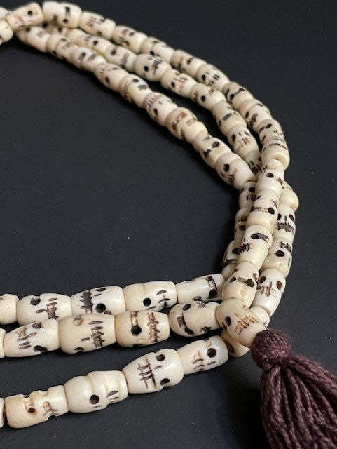 Zeer lange jakbot ketting met schedeltjes - wit