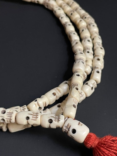 Zeer lange jakbot ketting met schedeltjes - wit