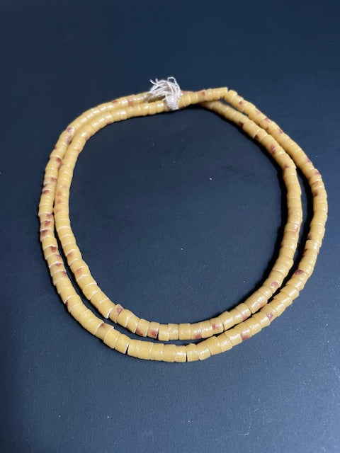 Vintage handelskralen ketting uit Ghana geel
