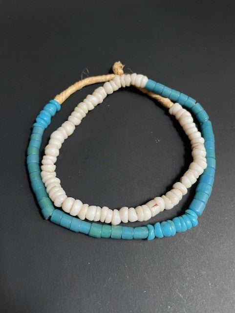 Vintage handelskralen ketting uit Ghana blauw-wit