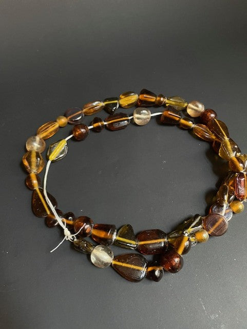 Lange vintage handelskralen ketting uit Ghana bruin glaskralen