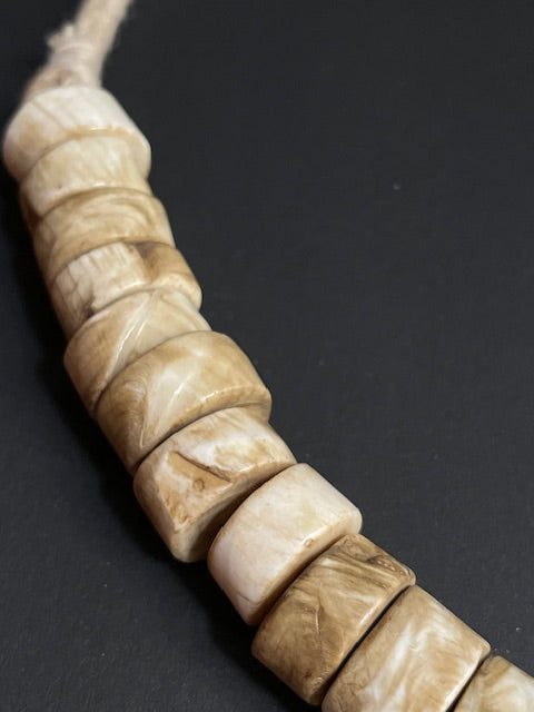 Ketting van fossiele conch schelp uit Nepal