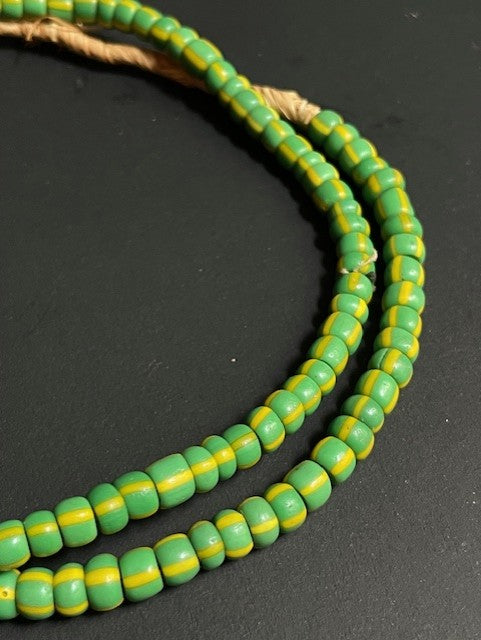 Vintage handelskralen ketting uit Ghana groen-geel
