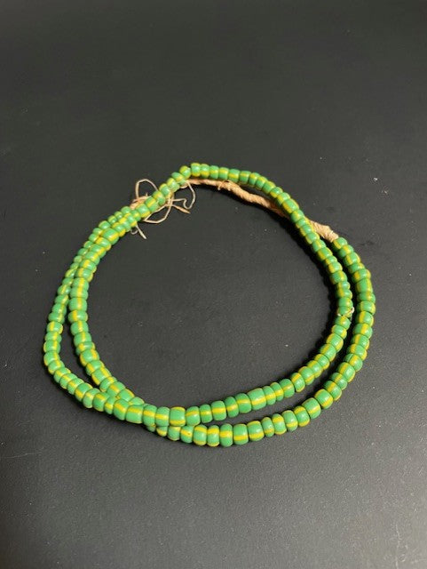 Vintage handelskralen ketting uit Ghana groen-geel