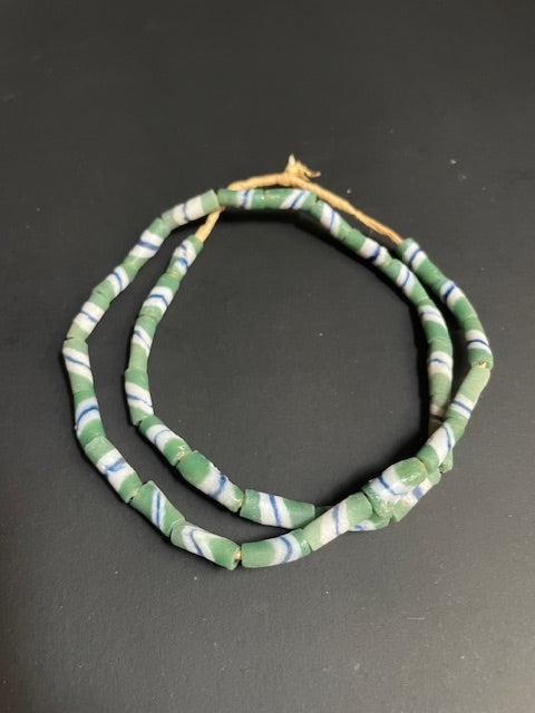Vintage handelskralen ketting uit Ghana groen gestreept