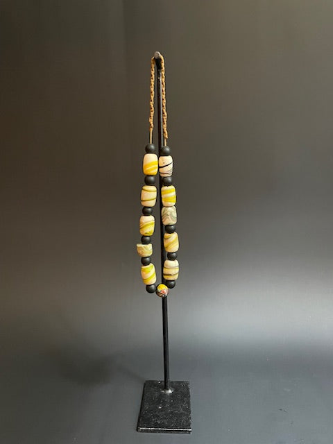 Vintage handelskralen ketting uit Ghana zwart-wit-geel
