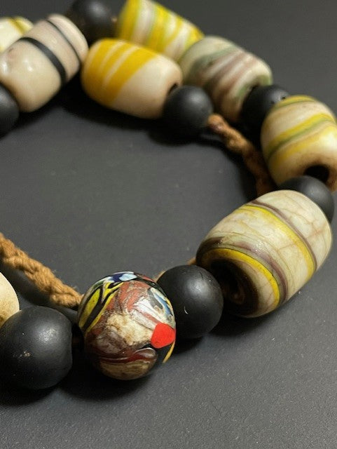 Vintage handelskralen ketting uit Ghana zwart-wit-geel