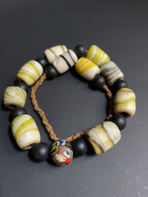 Vintage handelskralen ketting uit Ghana zwart-wit-geel