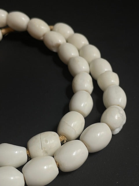 Vintage handelskralen ketting uit Ghana wit