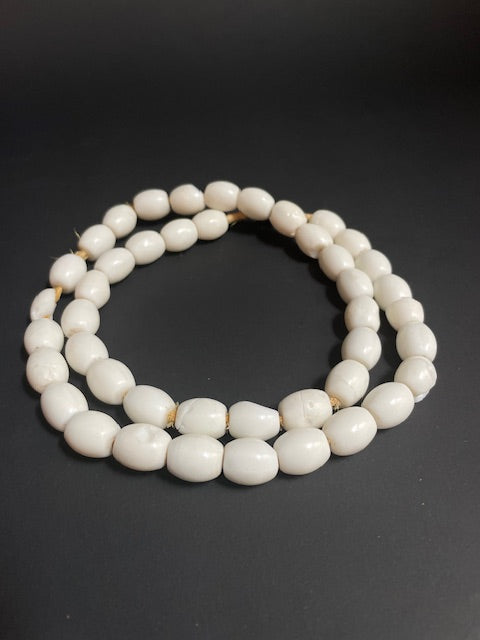Vintage handelskralen ketting uit Ghana wit