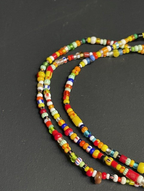 Lange vintage handelskralen ketting uit Ghana kleurrijk