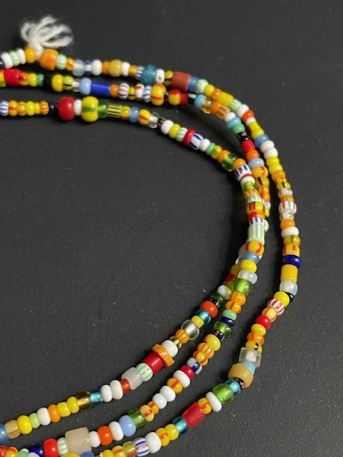 Lange vintage handelskralen ketting uit Ghana kleurrijk