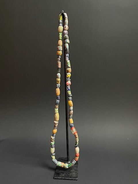 Lange vintage handelskralen ketting uit Ghana millefiori mix