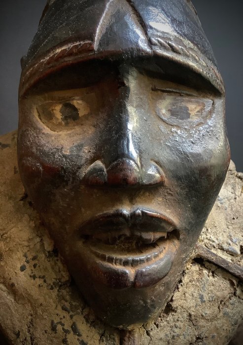 Nkisi Mangaaka spécial et antique du Congo