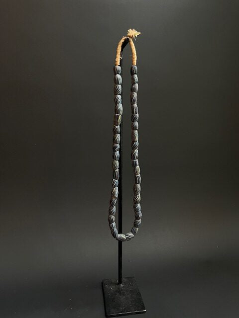Vintage handelskralen ketting uit Ghana gestreept blauw