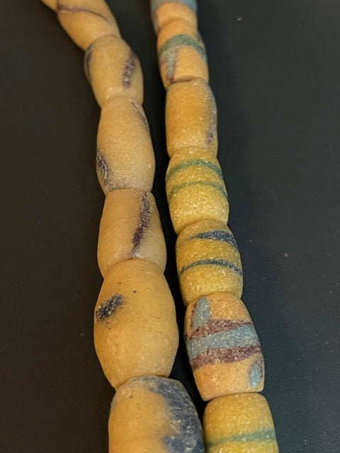 Vintage handelskralen ketting uit Ghana geel gestreept
