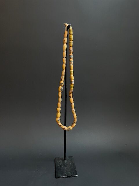 Vintage handelskralen ketting uit Ghana geel gestreept