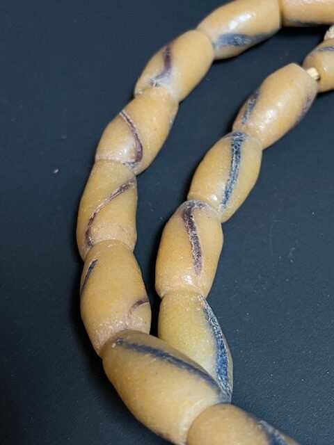 Vintage handelskralen ketting uit Ghana geel gestreept
