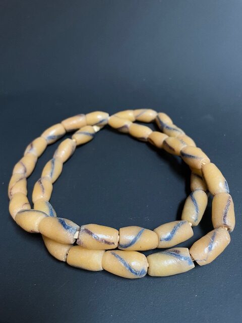 Vintage handelskralen ketting uit Ghana geel gestreept