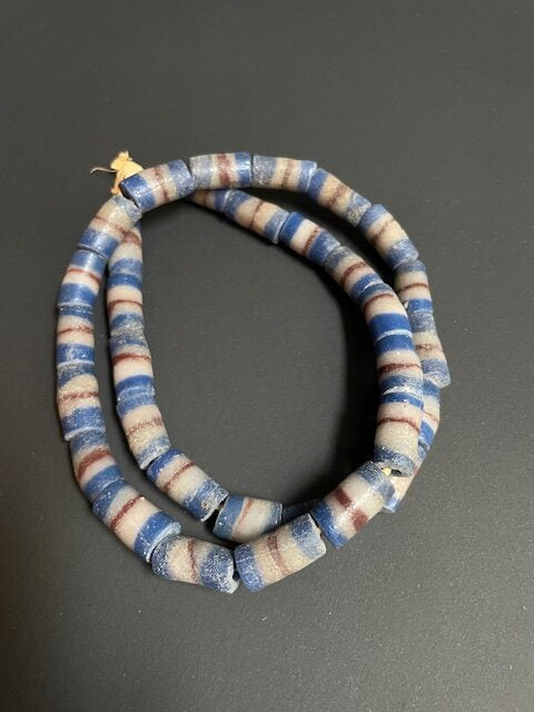 Vintage handelskralen ketting uit Ghana blauw-wit-rood