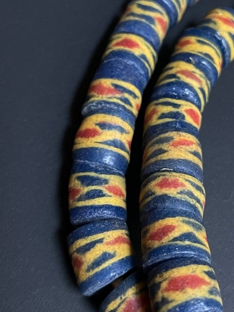 Vintage handelskralen ketting uit Ghana blauw-geel-rood