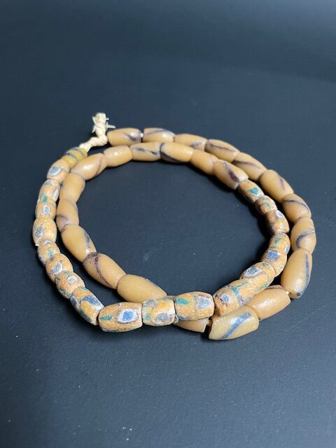 Vintage handelskralen ketting uit Ghana geelbruin