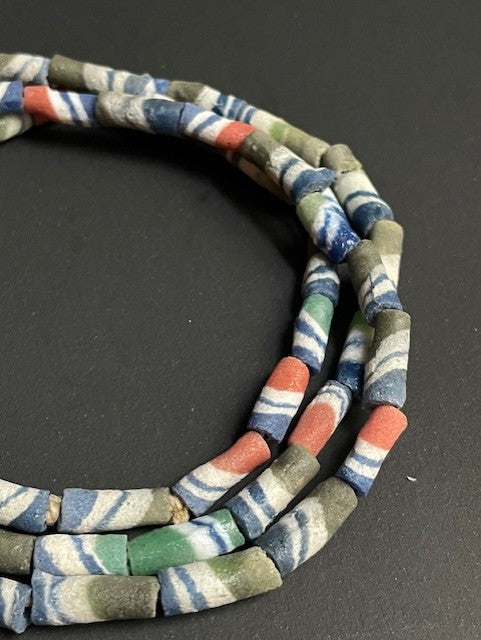 Vintage handelskralen ketting uit Ghana gestreept