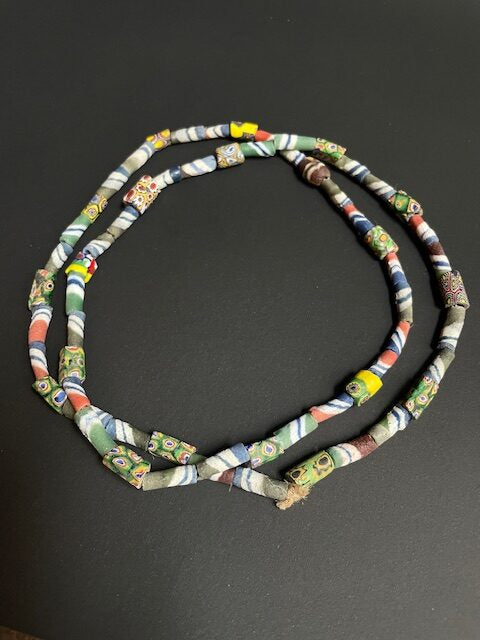 Long collier de perles de commerce vintage du Ghana mélange de millefiori rayé