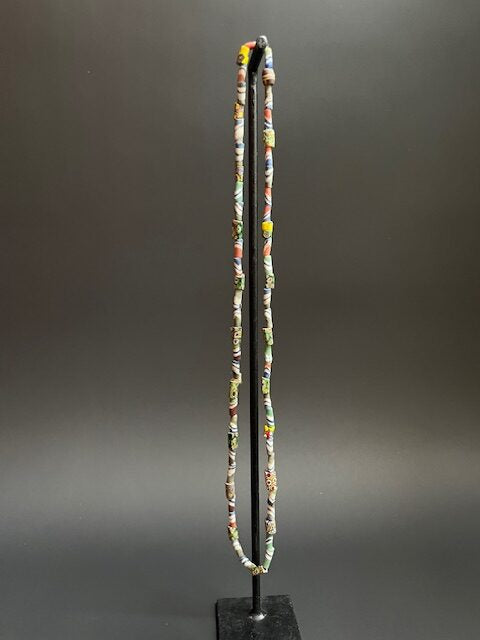 Long collier de perles de commerce vintage du Ghana mélange de millefiori rayé