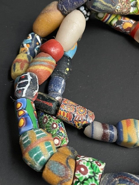 Lange vintage handelskralen ketting uit Ghana millefiori mix