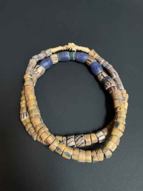 Vintage handelskralen ketting uit Ghana gestreept