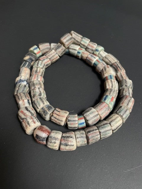 Vintage handelskralen ketting uit Ghana wit gestreept