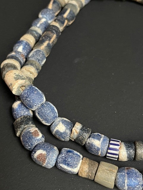 Vintage handelskralen ketting uit Ghana blauw wit gestreept